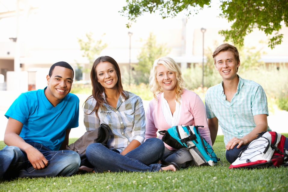 Friends mixed. Группа студентов. Group Outdoor. Студентка-outdoors-с-ее-друзьями 112460748. Students lying Flat.